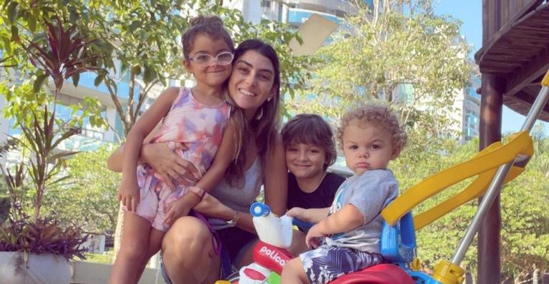 Mariana Uhlmann divide momento de carinho com os filhos na piscina: ”Família linda”