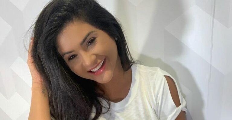 De fenda e decote, Mileide Mihaile posa arrasadora com look brilhante: ”Ela trava na beleza”