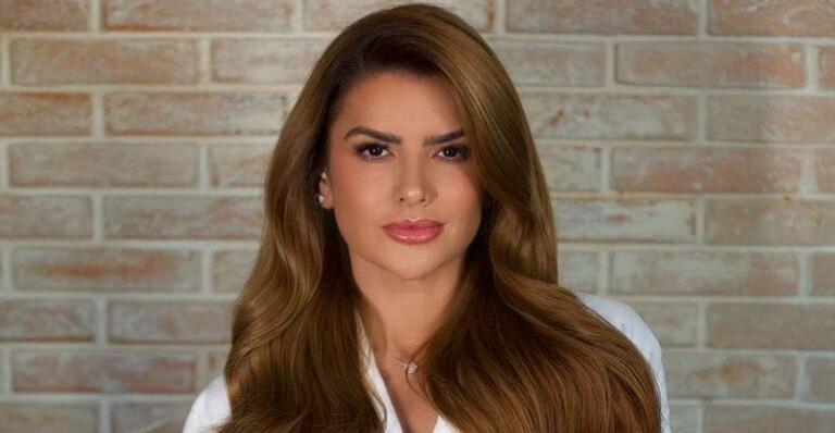 De vestido preto colado, Mirella Santos posa arrasadora e para tudo com pernão: ”Linda demais”