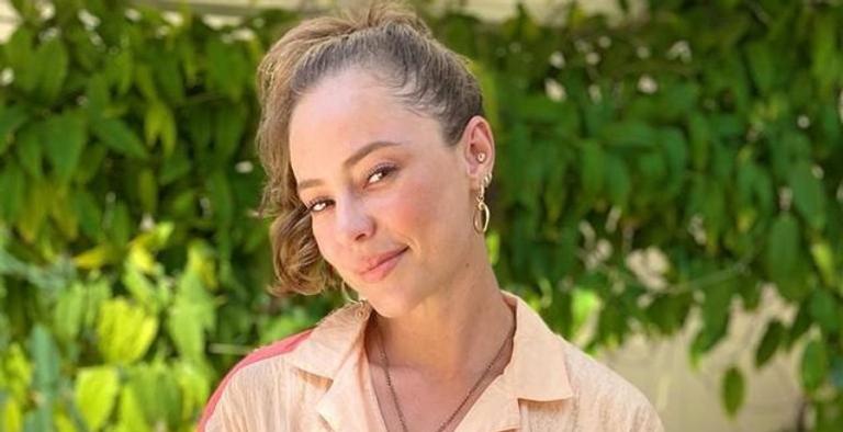 Paolla Oliveira relembra cliques belíssimos na piscina e fãs elogiam: ”Deusa”