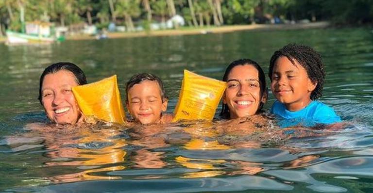 Regina Casé posa para lindo registro com sua família: ”Os meninos cresceram muito”