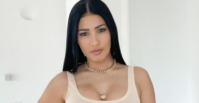 De sutiã, Simaria abaixa a calça e exalta curvas com calcinha fio dental: ”Que mulher é essa?”