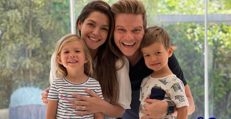 Thaís Fersoza relembra foto dos filhos vestidos de coelhinho na Páscoa de 2018: ”Muito amor”
