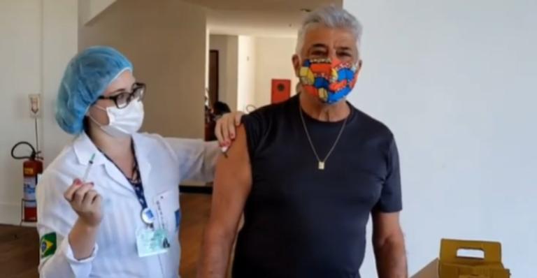 Lulu Santos toma a primeira dose da vacina contra a Covid-19 e celebra cantando