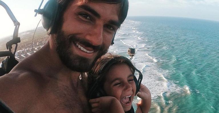 Hugo Moura surge se divertindo ao lado da filha, Maria Flor e fãs elogiam: ”Tão lindos!”