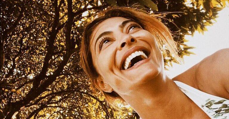 Com o marido, Juliana Paes protagoniza cliques quentes e cheios de paixão