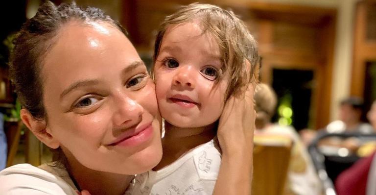 Laura Neiva brinca ao responder fãs quando irá desmamar a filha: ”Me faço essa pergunta todo dia”