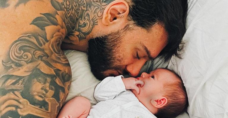 Lucas Lucco brinca com o filho em seu aniversário: ”Ganhei esse presente mas não veio com manual”