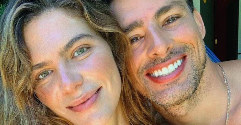 Mariana Goldfarb posa agarradinha com Cauã Reymond e se derrete: ”Nós”