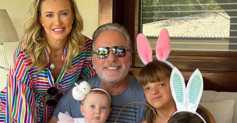 Roberto Justus posa coladinho a esposa, as filhas e a neta e se derrete: ”Lindas coelhinhas!”