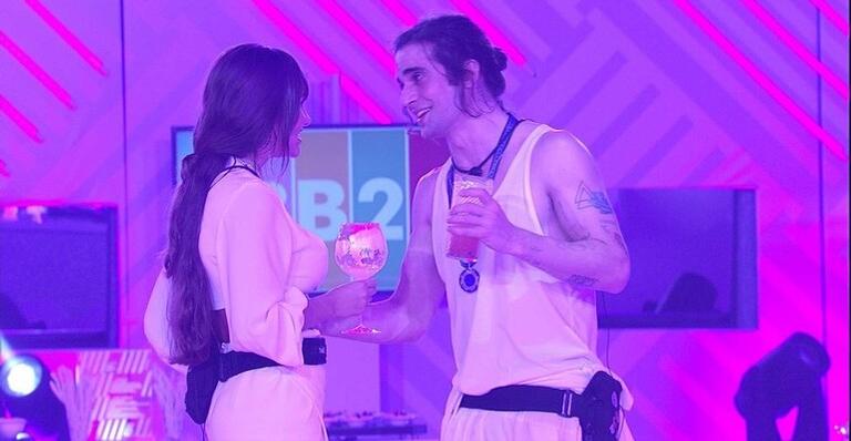 BBB21: Thaís fica brava com Fiuk após brother dar tapa no bumbum de Juliette: ”Foi com respeito”