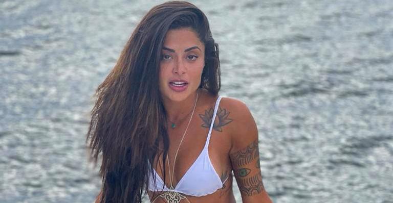 Aline Riscado transmite linda mensagem ao posar para novo clique: ”Pratiquem a gratidão”