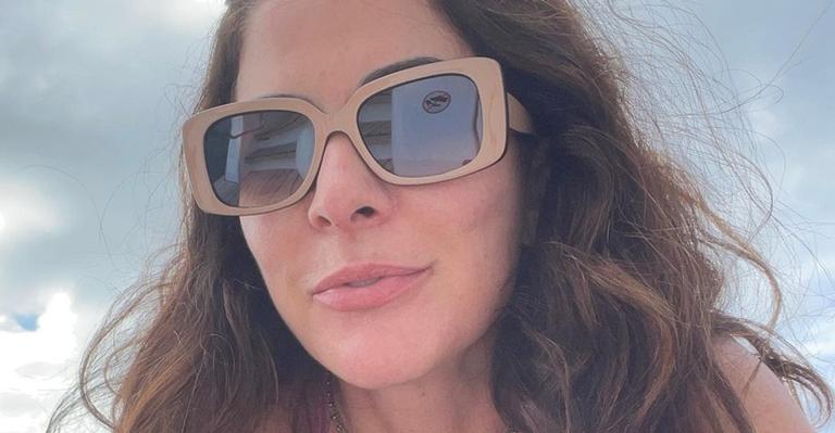 Aos 55 anos, Ana Paula Padrão posa com vestidinho e revela: ”Mais velho que andar para frente”