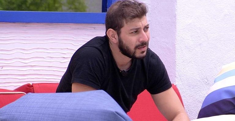 BBB21: Caio analisa paredão e confessa: ”Estou achando que vou sair”