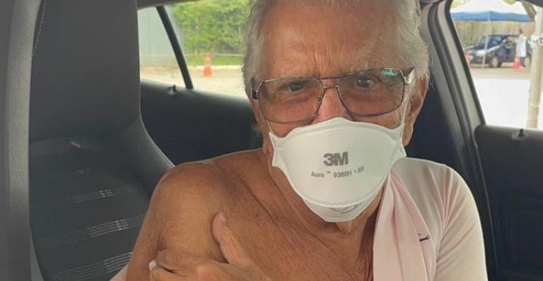 Carlos Alberto de Nóbrega toma segunda dose da vacina contra a Covid-19