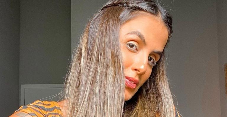 Carol Peixinho empina o bumbum de biquíni fio dental e ostenta shape sarado: ”Um corpo é um corpo”