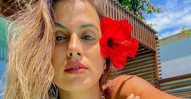 Carol Peixinho esbanja estilo ao posar com vestido animal print coladinho: ”Linda perfeita”