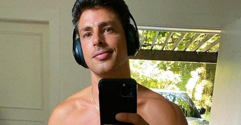 Cauã Reymond aposta no carão em clique e web se derrete: ”Que homem lindo”