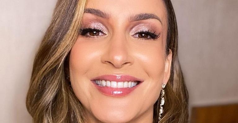 Claudia Leitte surge deslumbrante em sequência de cliques de vestido