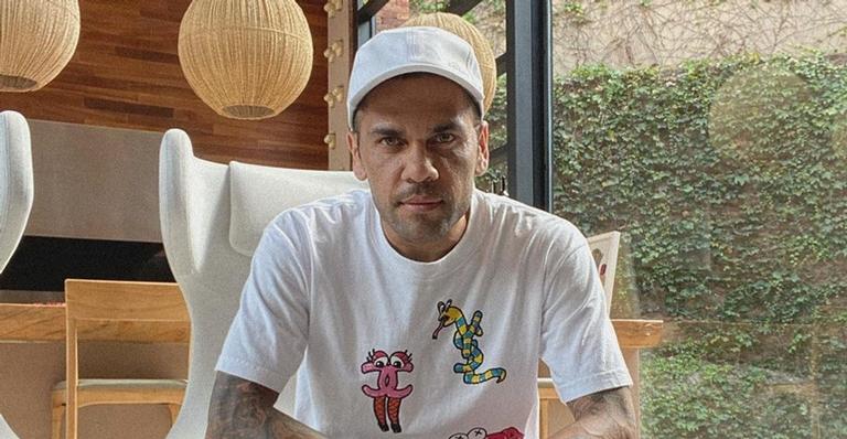 Daniel Alves resgata clique com Neymar e deseja Feliz Páscoa: ”Dos coelhinhos mais amados!”