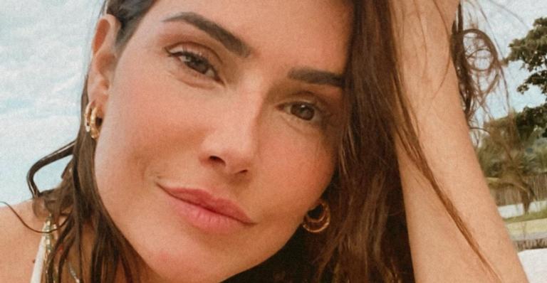 Deborah Secco arranca elogios da web ao reproduzir coreografia famosa na internet só de maiô