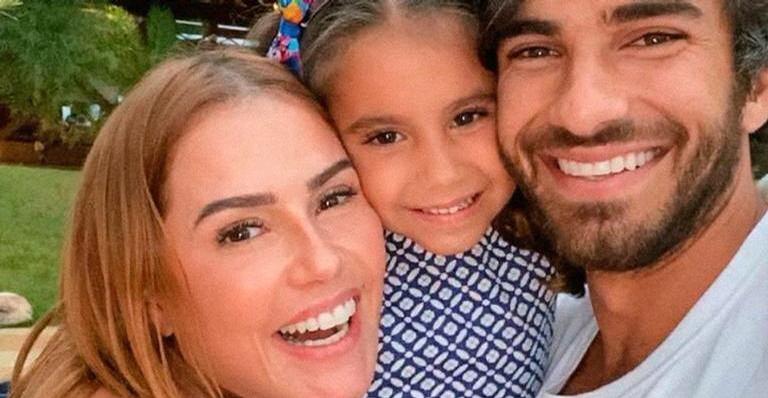 Deborah Secco posa coladinha com Hugo Moura e Maria Flor e fãs elogiam: ”Família linda”