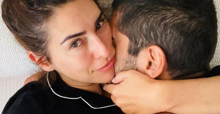 Fernanda Paes Leme se diverte ao exibir troca de mensagens com o namorado, Victor Sampaio