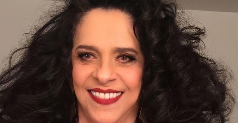 Gal Costa toma segunda dose da vacina contra a Covid-19