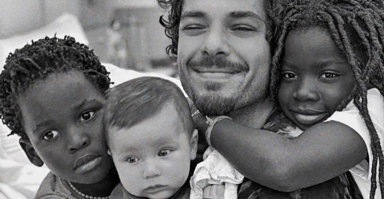 Irmão de Giovanna Ewbank se derrete com sequência de cliques do sobrinho, Zyan: ”Tio babão”