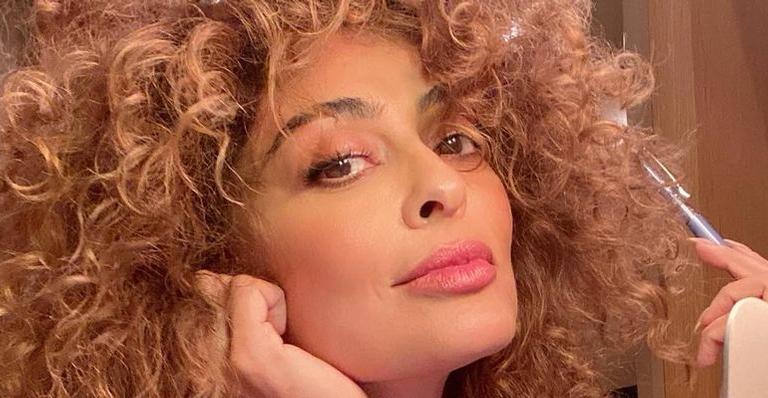 No México, Juliana Paes posa com maiô branco cavado e rouba a cena com corpaço escultural