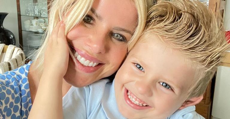 Karina Bacchi encanta web ao mostrar momento de carinho com o filho, Enrico: ”O que faz feliz?”
