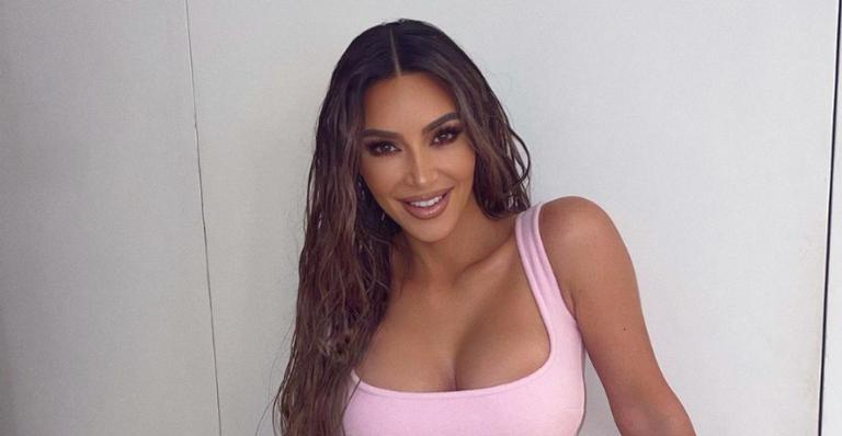 Kim Kardashian dispensa produção nas férias e surge de cara lavada na web