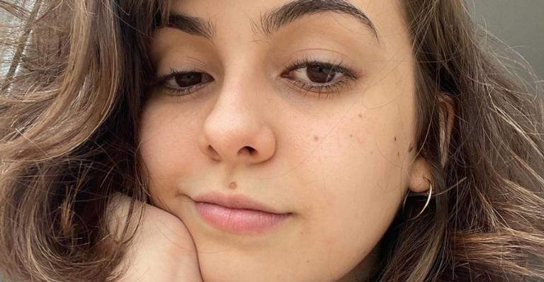 Klara Castanho posa com look estiloso e arranca elogios da web: ”Linda demais”