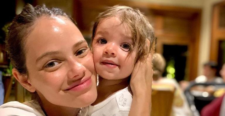 Laura Neiva publica registro de momento íntimo ao lado da filha e web dispara: ”Amor mais puro”
