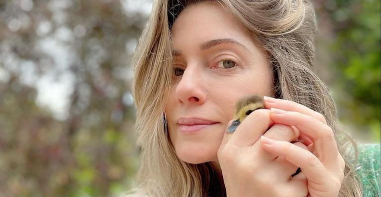 Leticia Spiller compartilha cliques com patinho e se derrete: ”A vida renasce a cada instante”