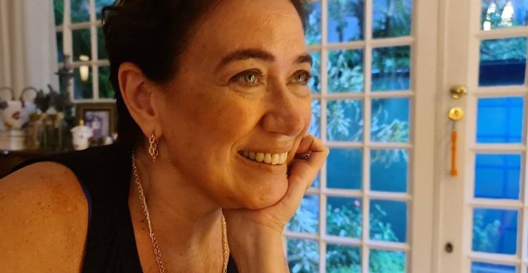 Lilia Cabral arranca elogios da web ao posar sem maquiagem e com sorriso espontâneo: ”Maravilhosa”