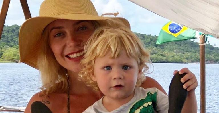 Luiza Possi faz a mesma pose que Lucca em foto e brinca: ”Tal mãe, tal filho”