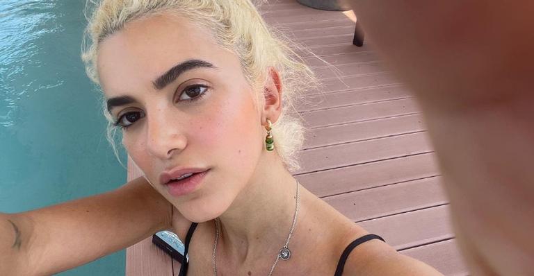 Manu Gavassi dá detalhes do seu look do dia e brinca: ”Para combinar com meu quarto”