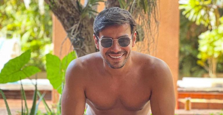 Mariano se diverte ao posar com carneirinho em clique e web dispara: ”Que amor”