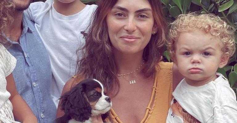 Mariana Uhlmann flagra o caçula e a cachorrinha aprontando e dispara: ”Dupla dinâmica”