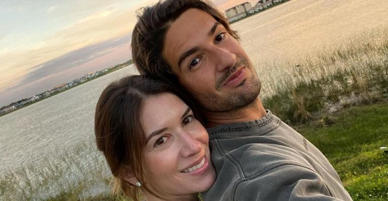 Nos EUA, Alexandre Pato e Rebeca Abravanel são vacinados contra a Covid-19