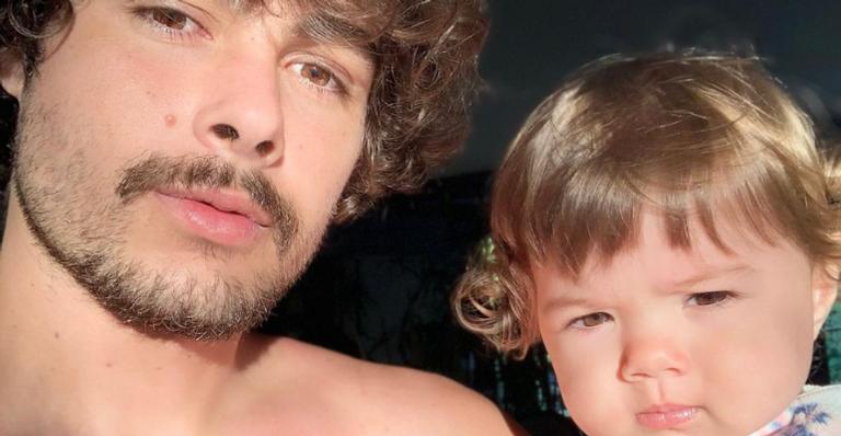 Rafa Vitti se derrete ao flagrar Clara Maria relaxando em quadra de tênis: ”De buenas na laguenas”