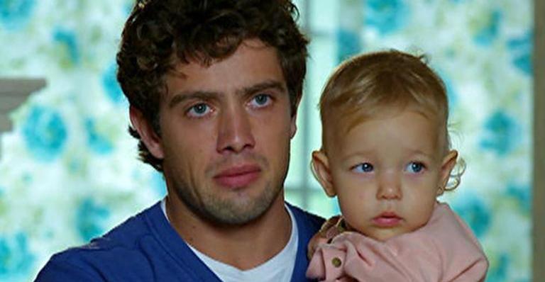 Rodrigo coloca a filha Júlia em risco na novela ‘A Vida da Gente’