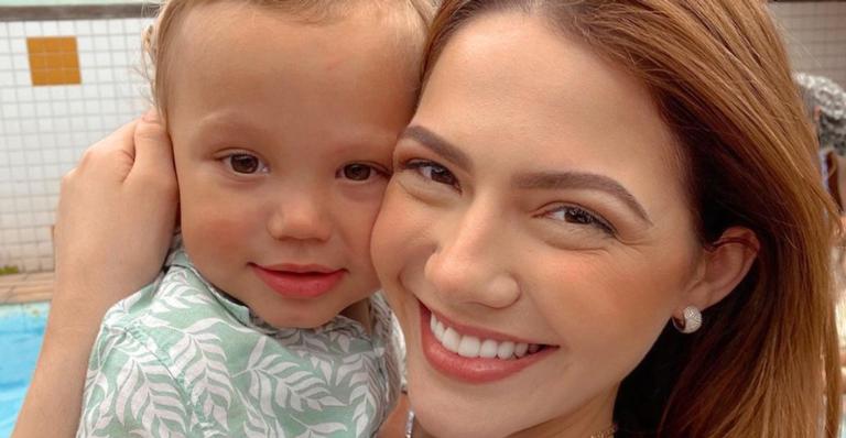 Sarah Poncio se derrete ao posar abraçada ao filho, João: ”Meu amorzinho”