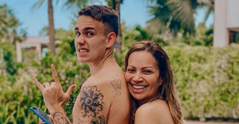 Solange Almeida encanta ao posar com seu filho, Rafael: ”Matando a saudade do filhote!!”