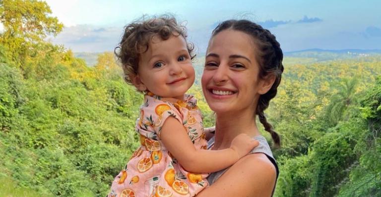 Tamy Contro e a filha surgem coladinhas em clique de Páscoa: ”Eu e meu amor”