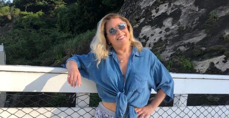 Sorridente, Vera Fischer celebra o início do outono com clique deslumbrante: ”Melhor estação”
