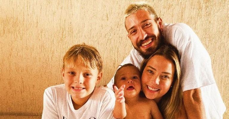 Vinicius Martinez derrete a web ao posar ao lado do filho e do enteado