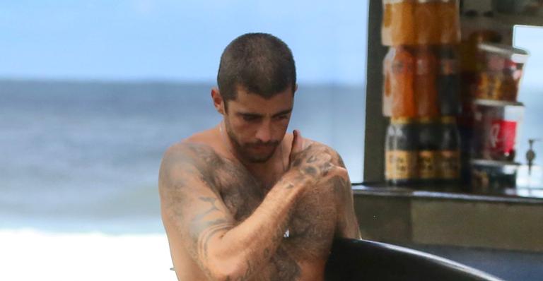 Após dia de surfe, Pedro Scooby é flagrado no Rio e exibe barriga trincada