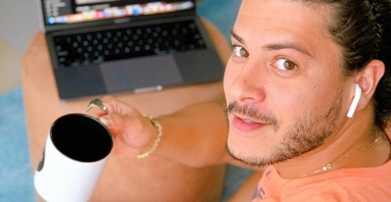 Em clique sorridente, Arthur Aguiar abre o coração ao falar sobre paixões: ”Se jogue”